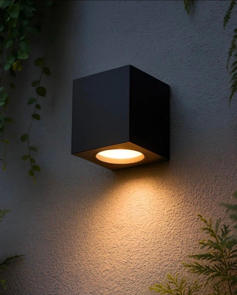 Aplique LED unidireccional instalado en pared exterior